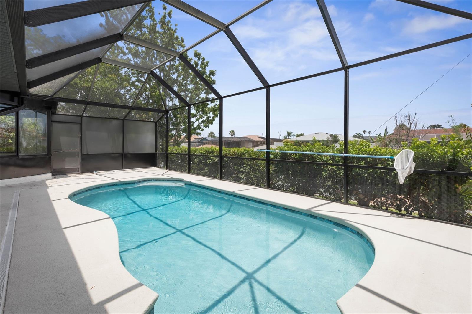 Image 12 of 58 For 13 Clarendon Court S