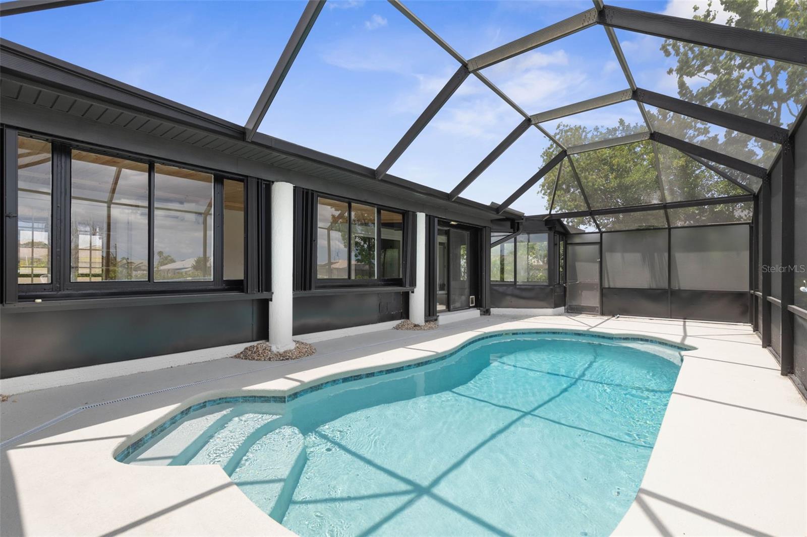 Image 14 of 58 For 13 Clarendon Court S