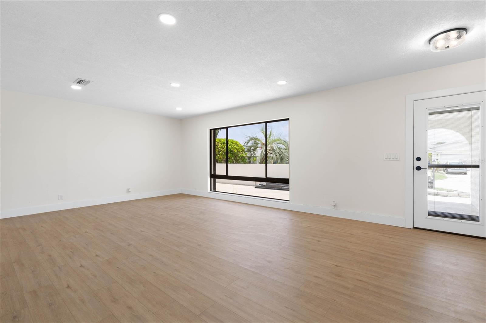 Image 16 of 58 For 13 Clarendon Court S