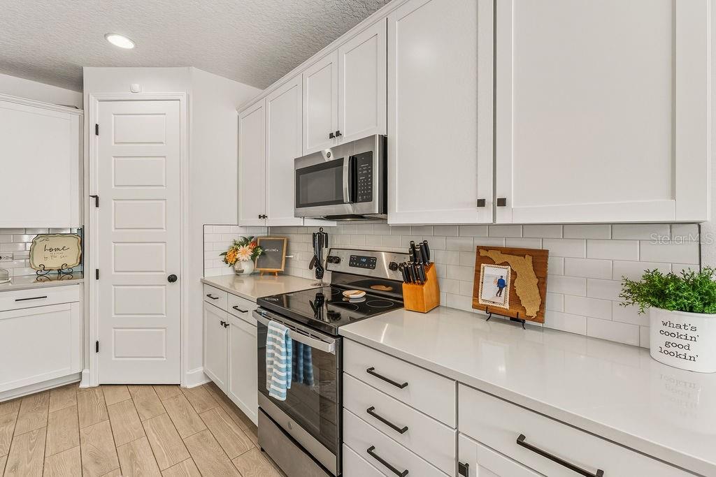 Image 10 of 52 For 52 Los Lagos Boulevard