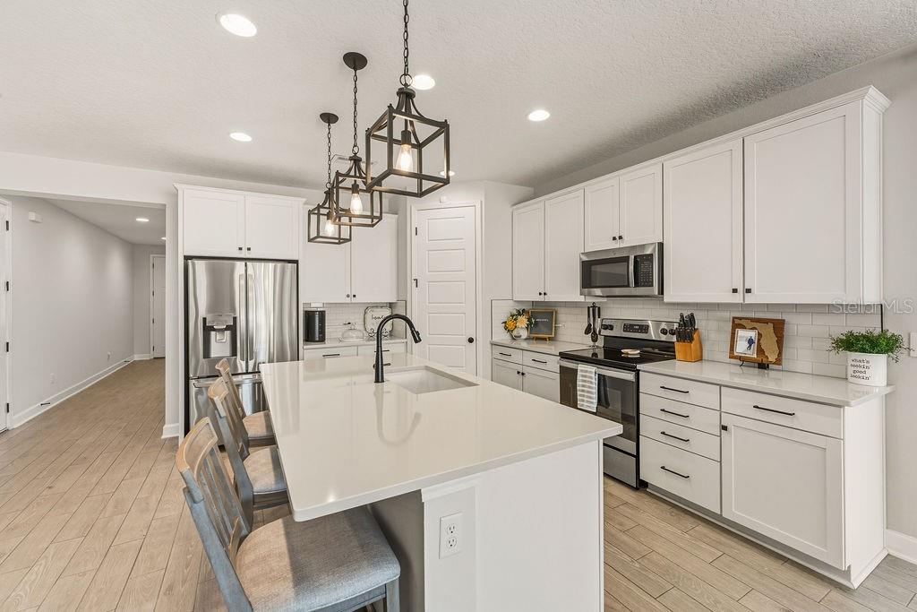 Image 11 of 52 For 52 Los Lagos Boulevard