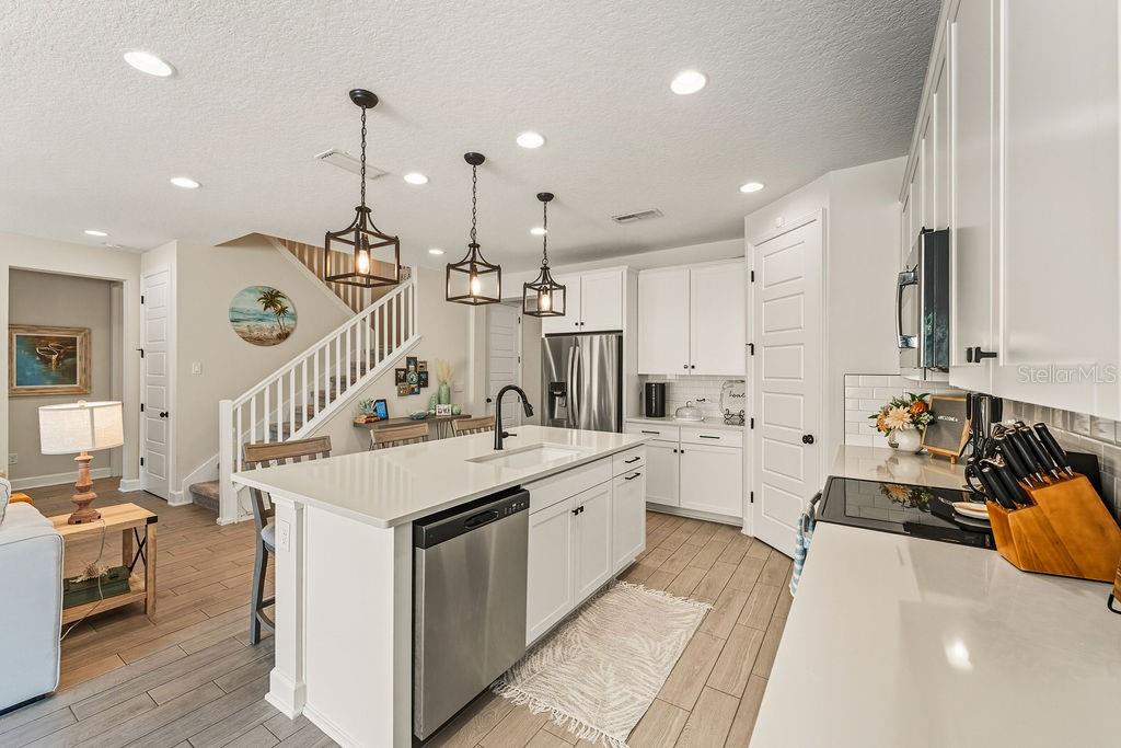 Image 14 of 52 For 52 Los Lagos Boulevard