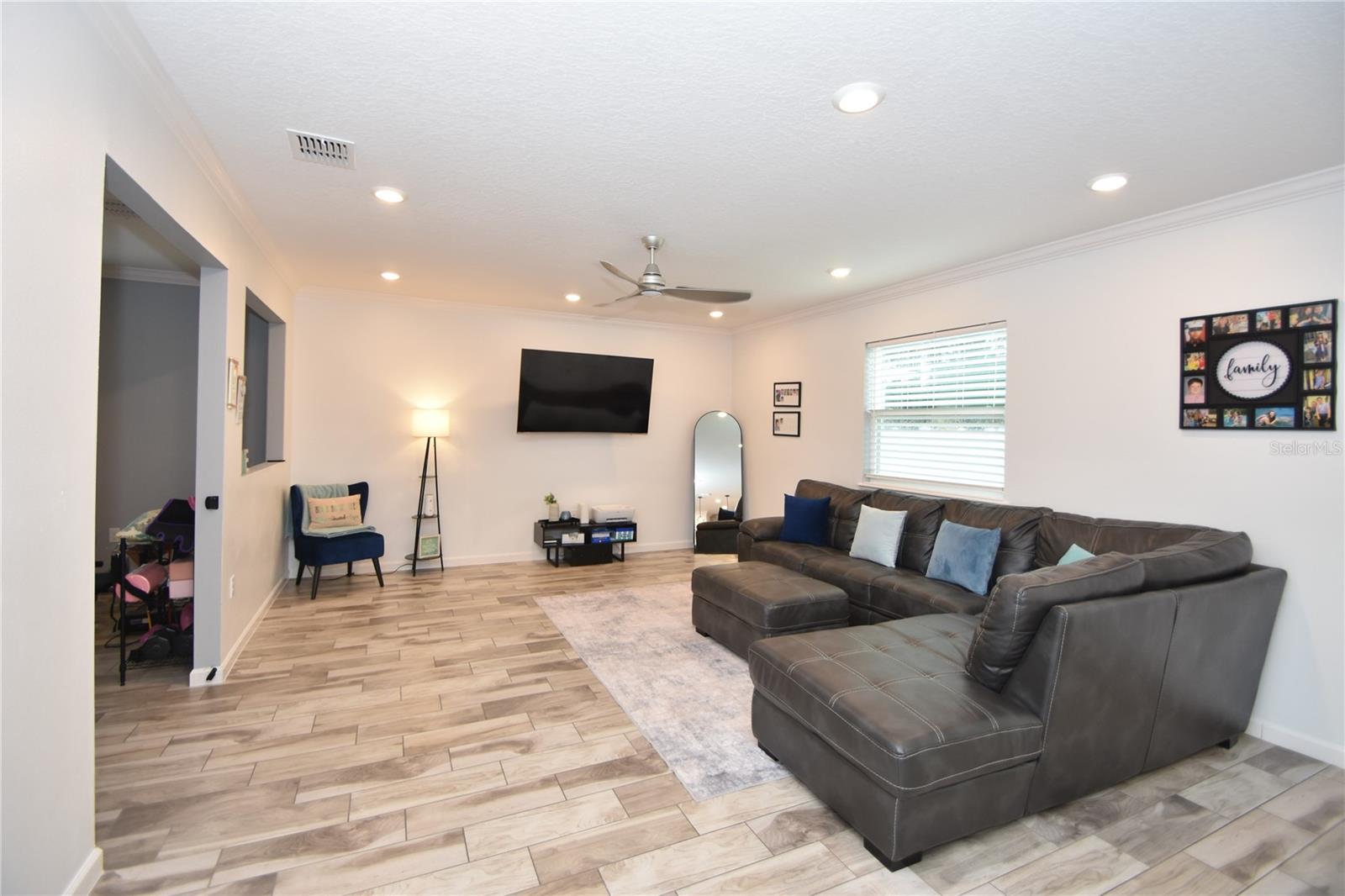 Image 8 of 36 For 124 Oakleaf Way