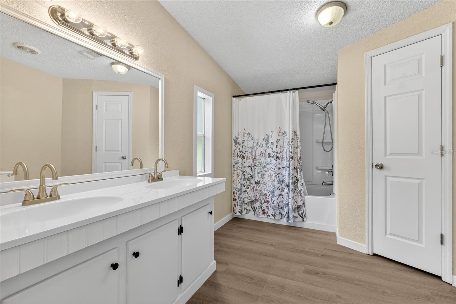 Image 21 of 38 For 28 558th Avenue