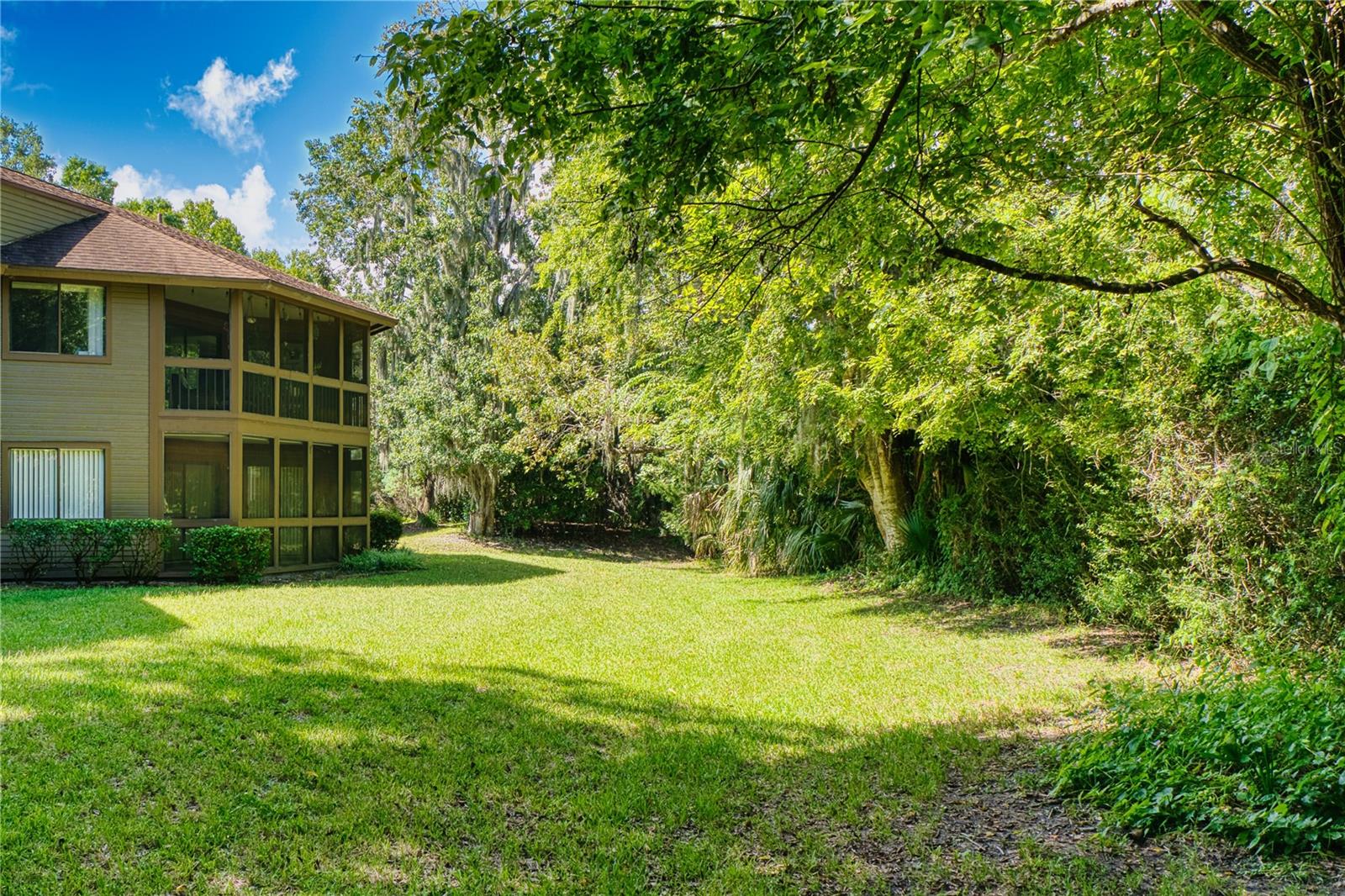 Image 41 of 44 For 7 Surrey Court