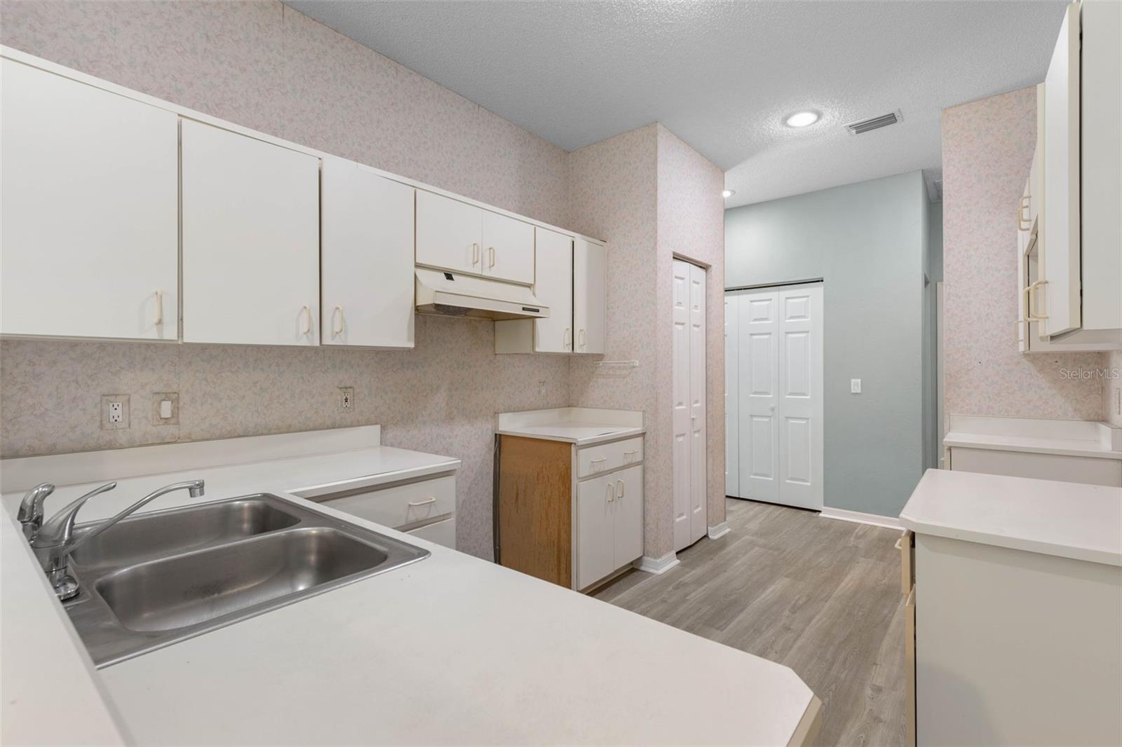 Image 17 of 51 For 8 Montauk Lane