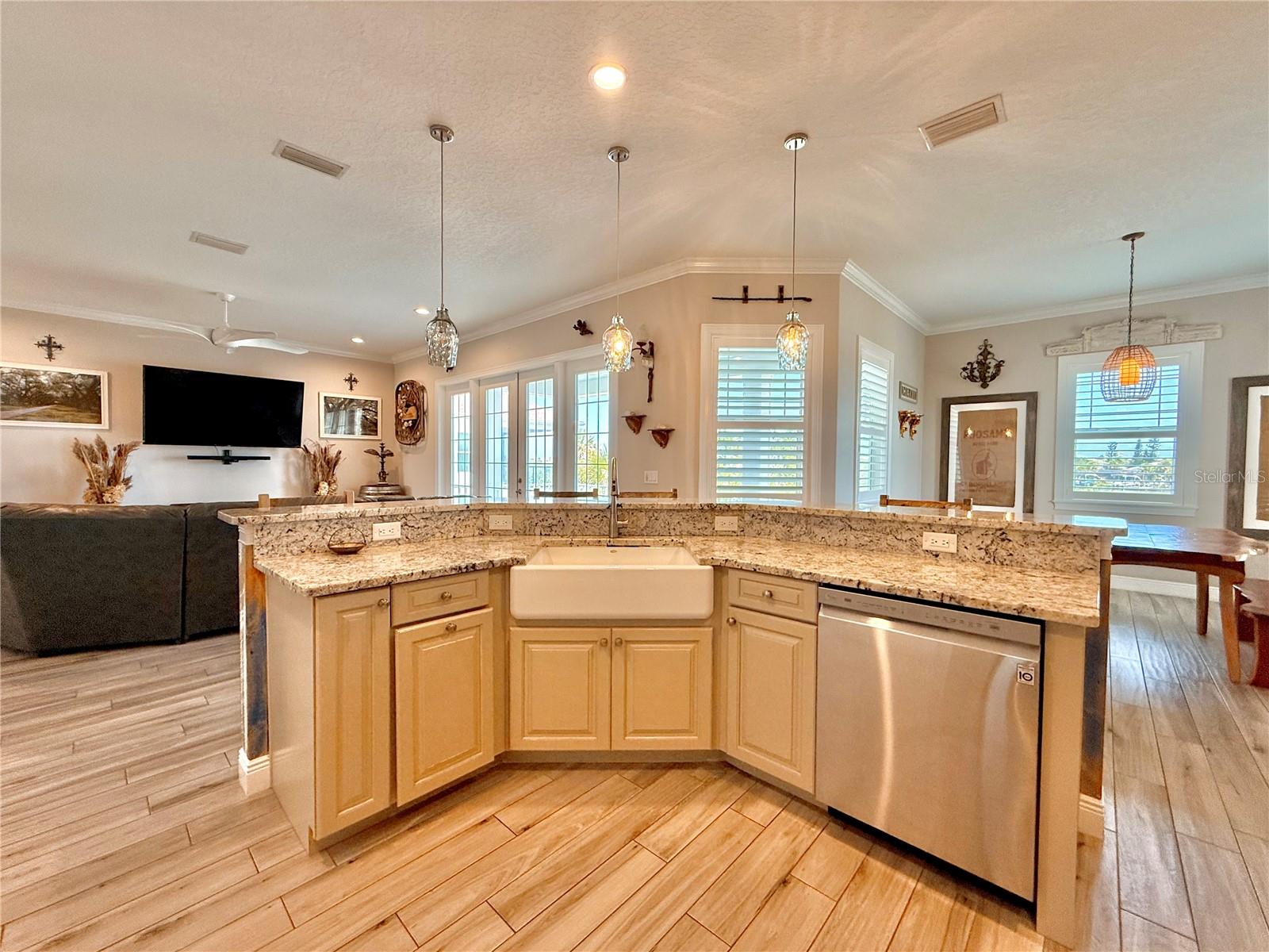 Image 19 of 72 For 2569 Palm Avenue