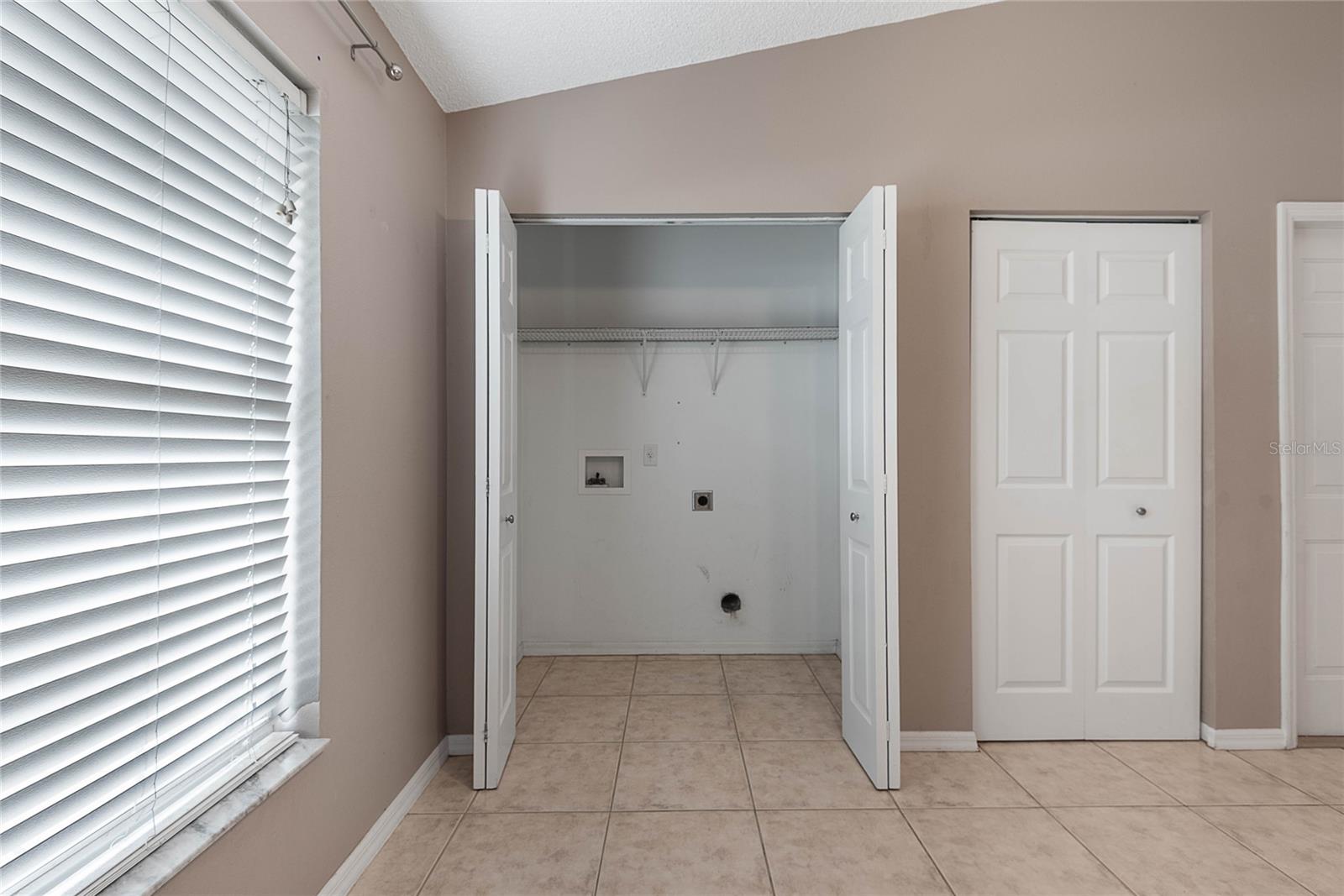 Image 11 of 37 For 10 Riverview Place
