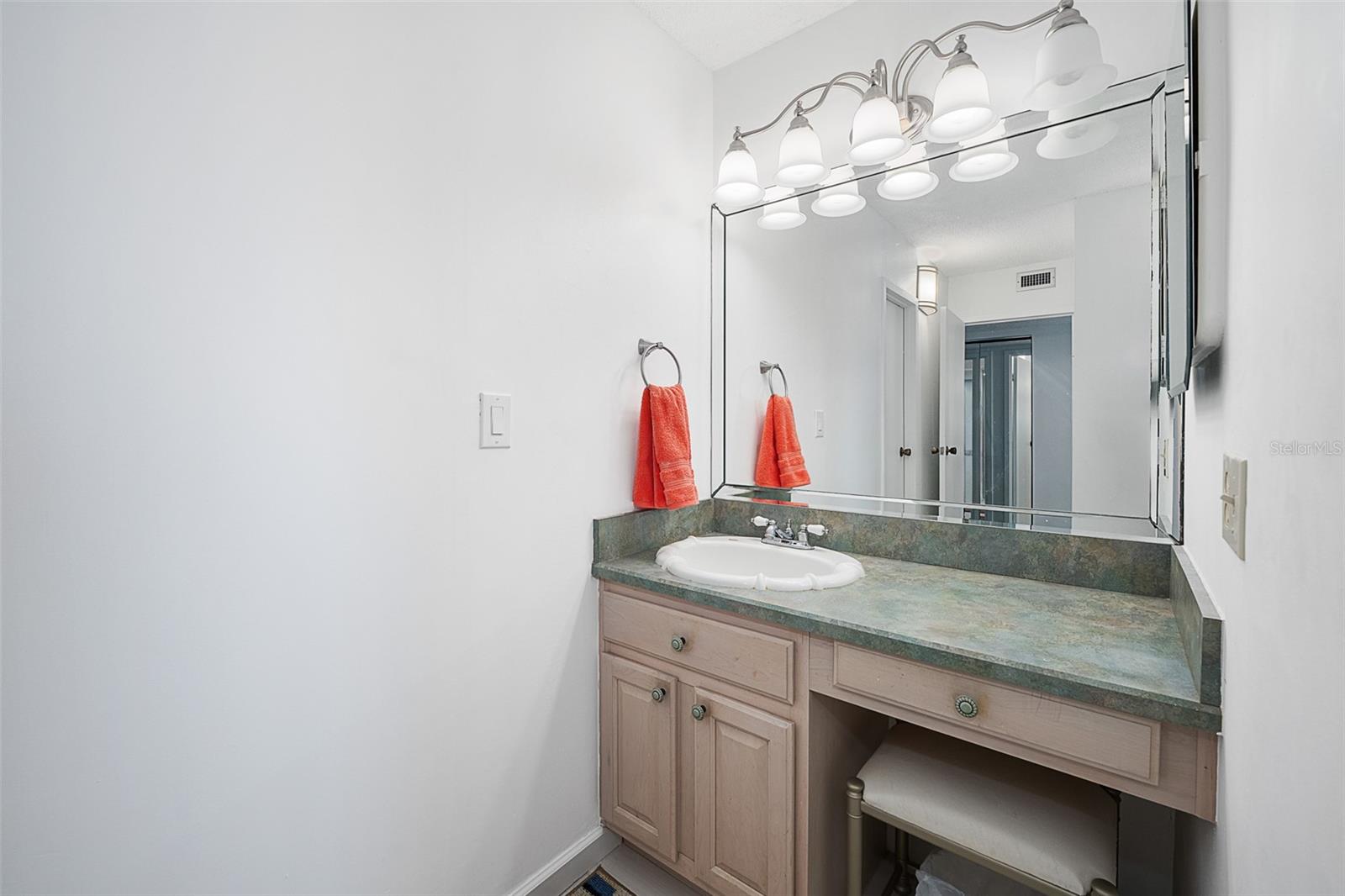 Image 18 of 45 For 925 Halifax Avenue 604