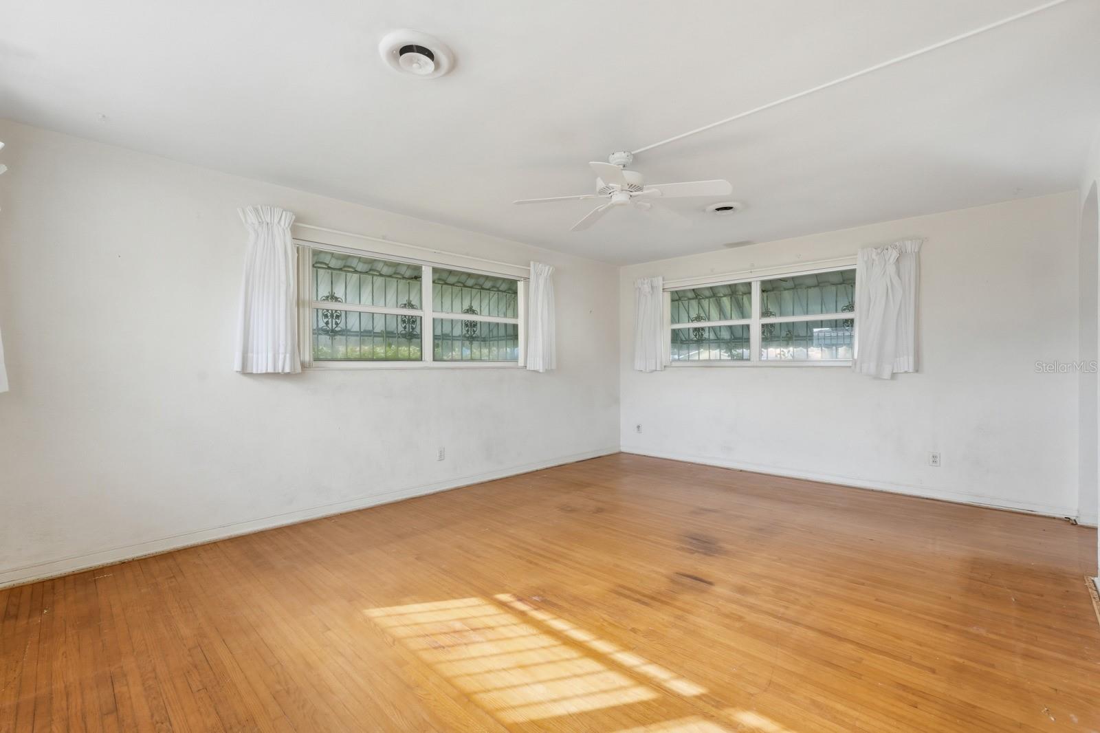 Image 15 of 32 For 409 Manhattan Avenue