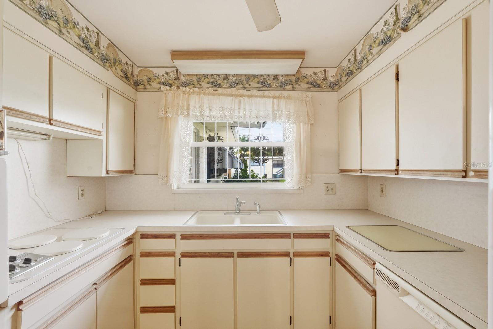 Image 18 of 32 For 409 Manhattan Avenue