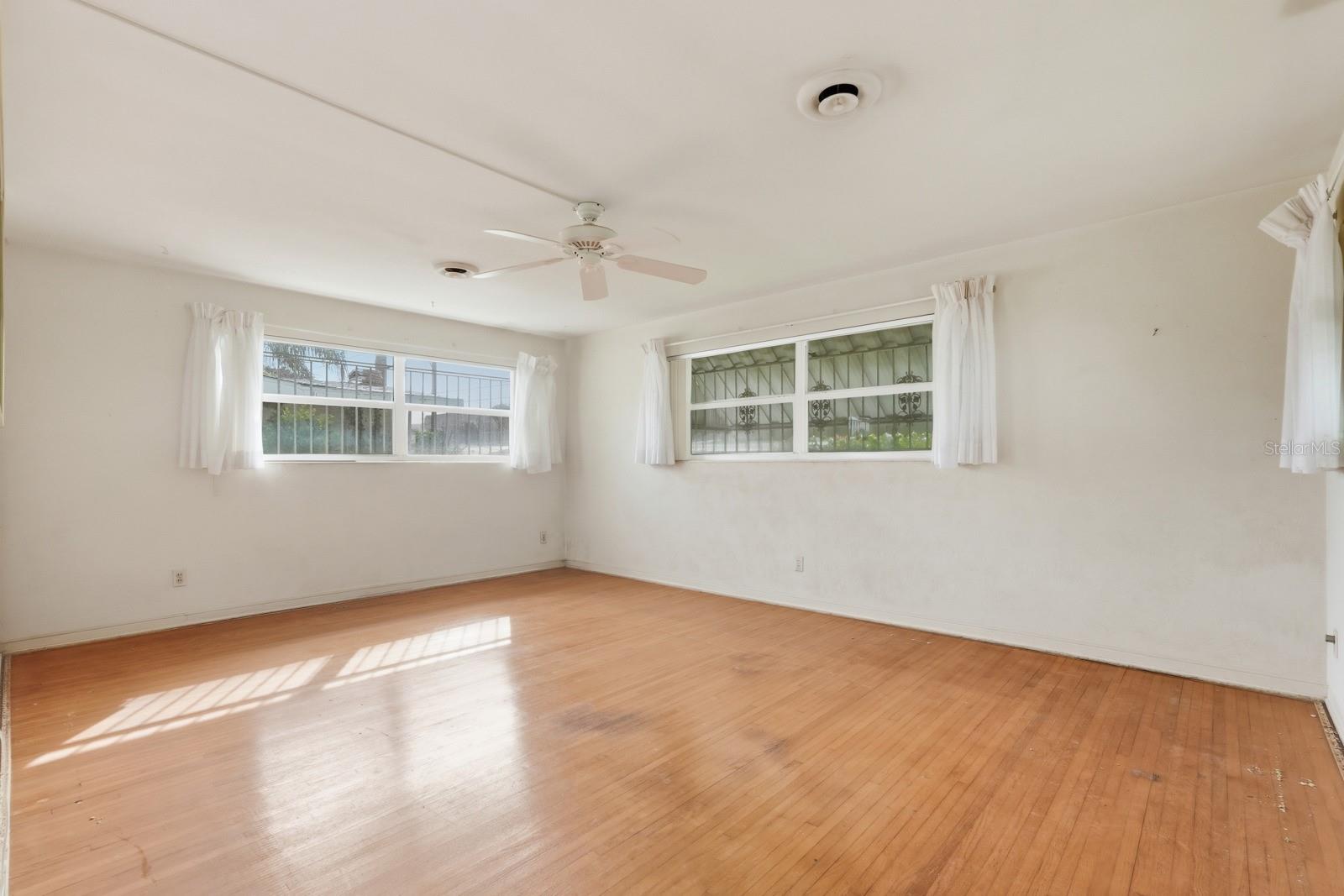 Image 6 of 32 For 409 Manhattan Avenue