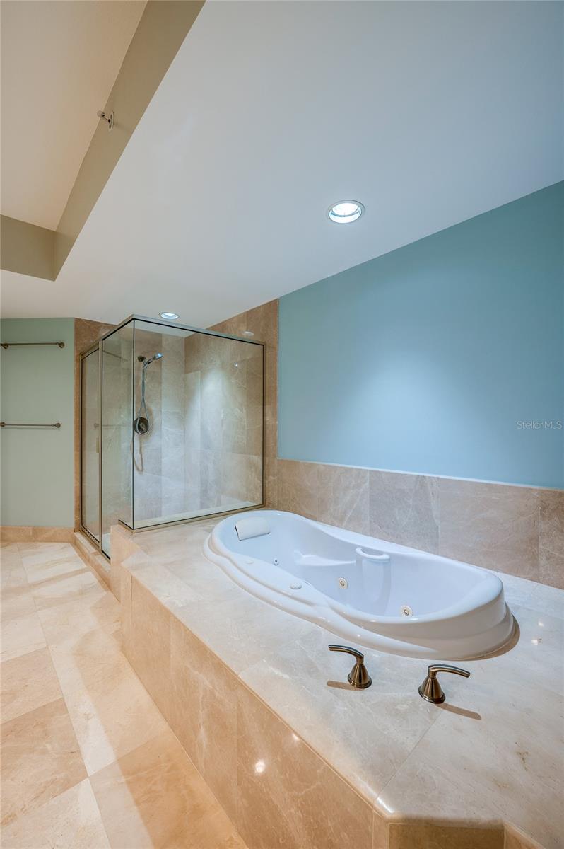 Image 21 of 36 For 231 Riverside Drive 1703-1