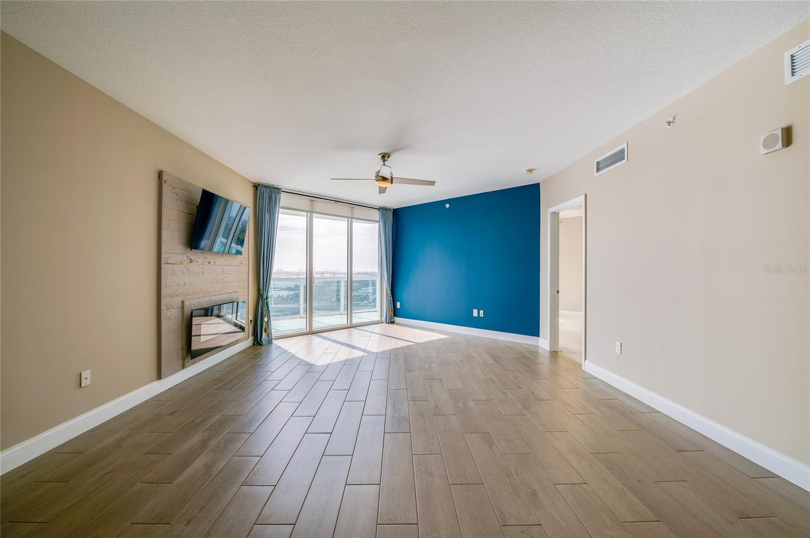Image 7 of 36 For 231 Riverside Drive 1703-1