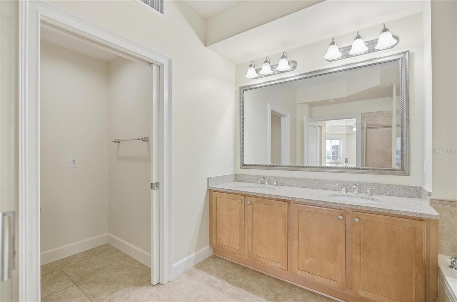 Image 33 of 62 For 102 Yacht Harbor Drive 376