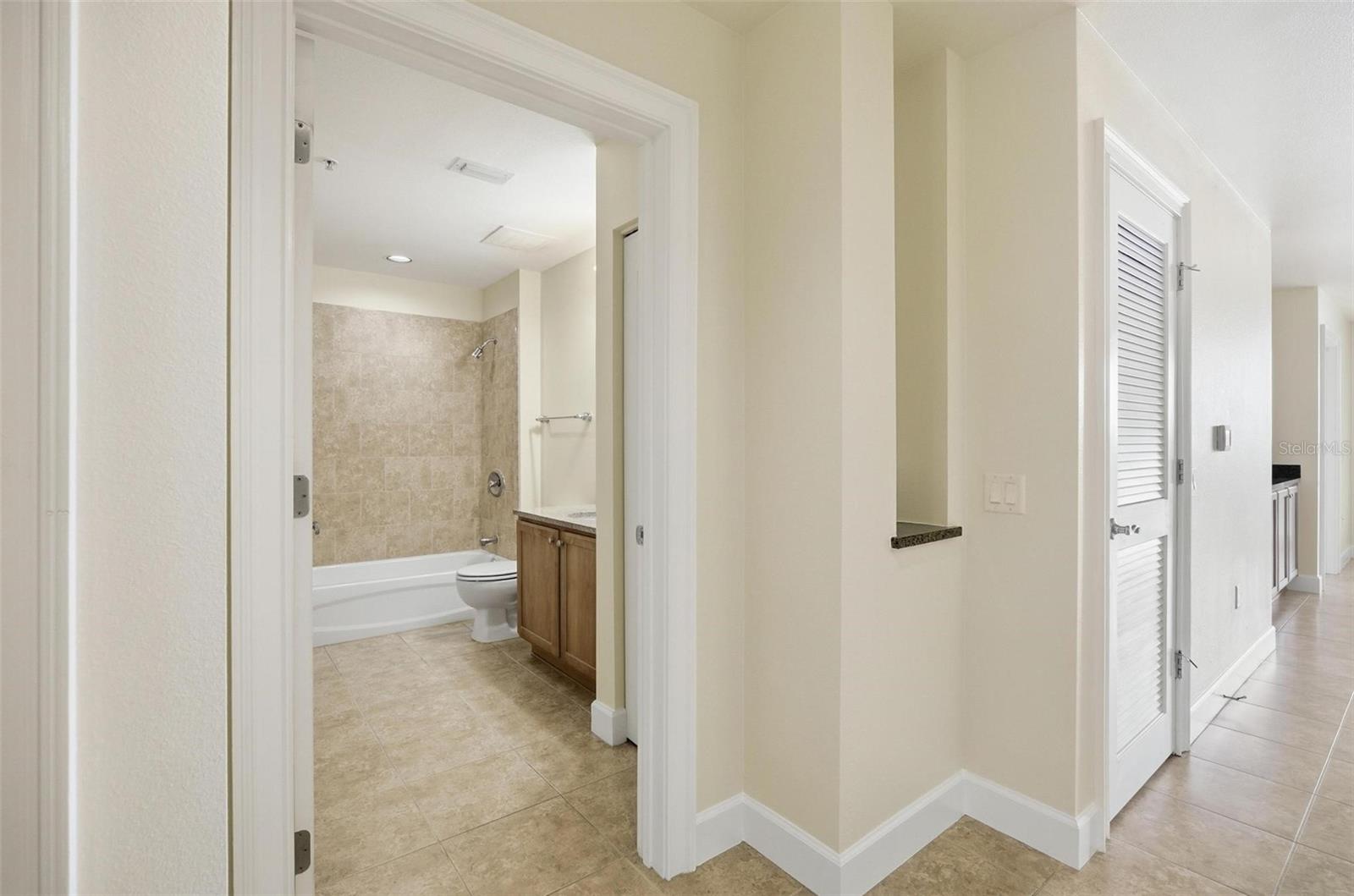 Image 41 of 62 For 102 Yacht Harbor Drive 376