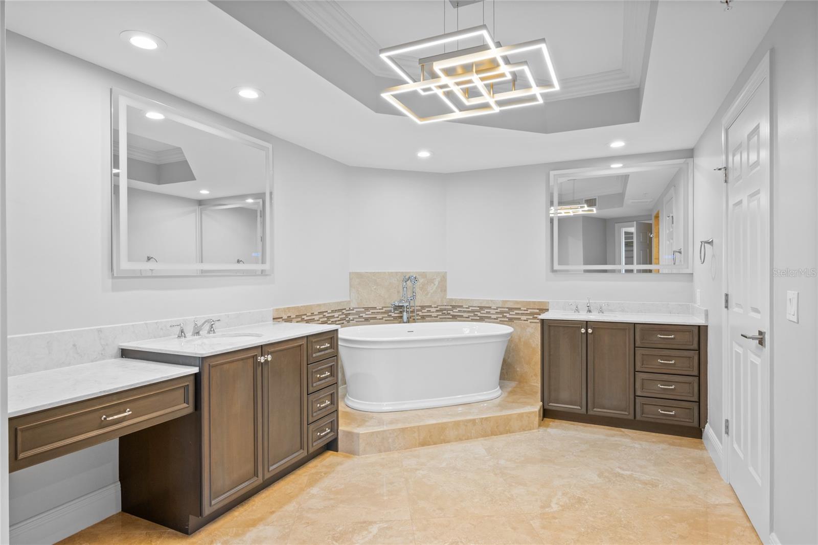 Image 19 of 59 For 19 Avenue De La Mer  705