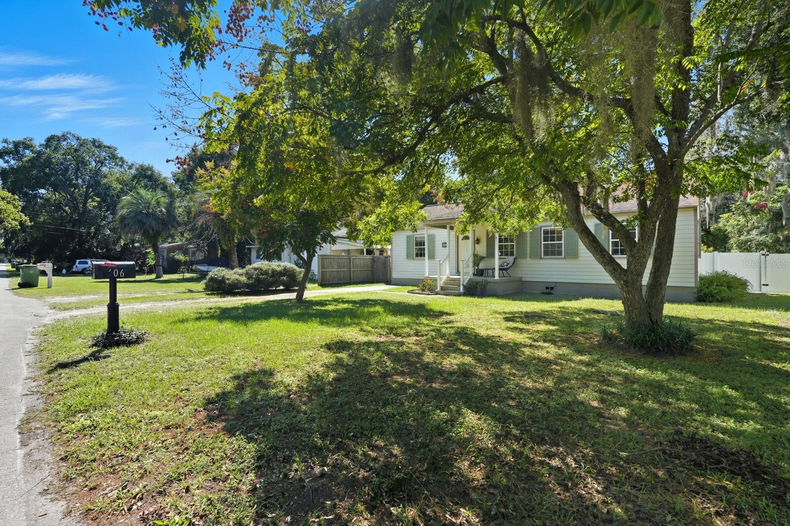 Image 4 of 58 For 606 Fern Street