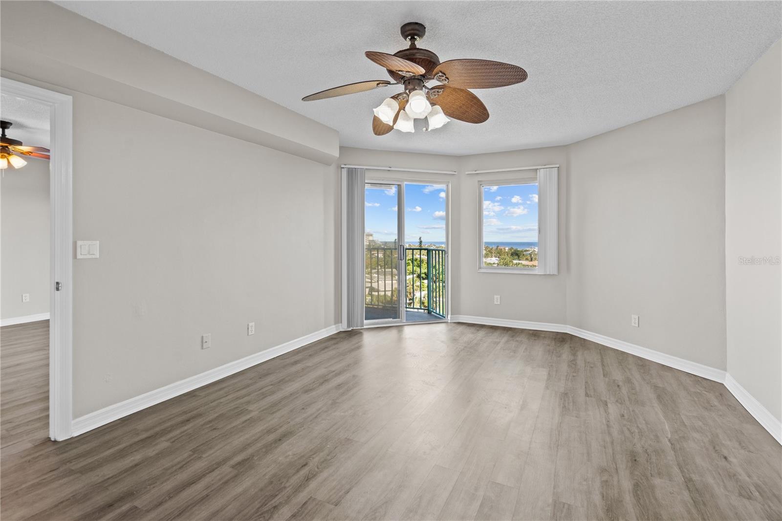 Image 11 of 54 For 4 Oceans West Boulevard 703b