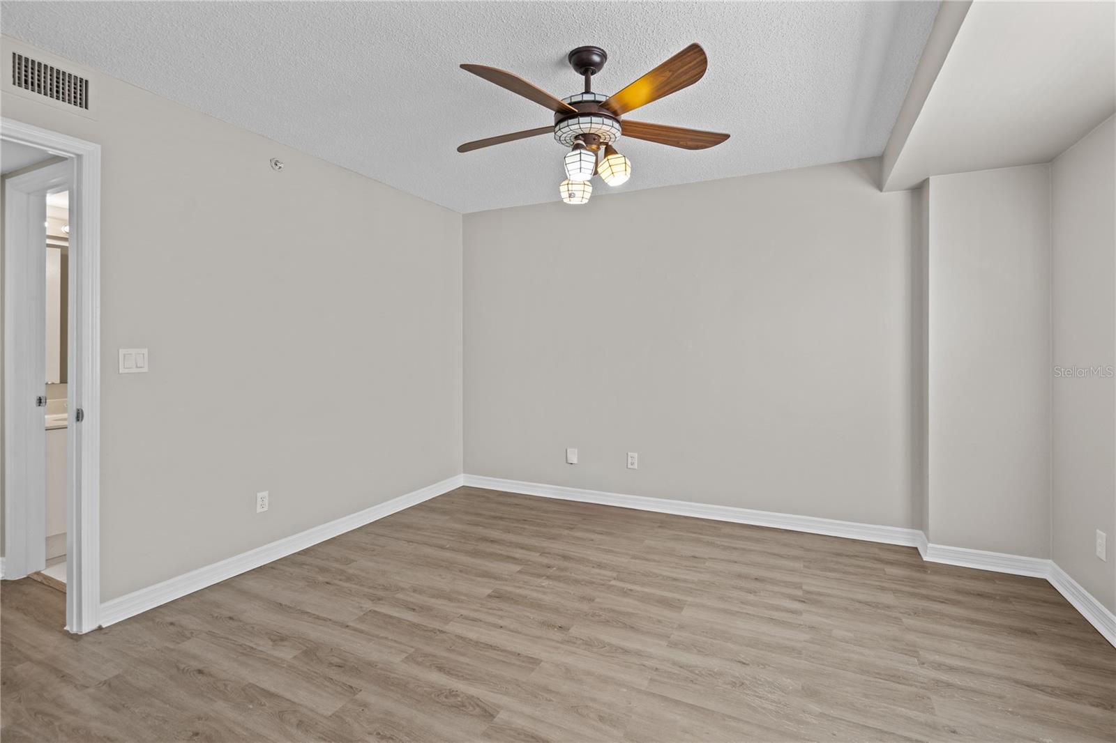 Image 47 of 54 For 4 Oceans West Boulevard 703b