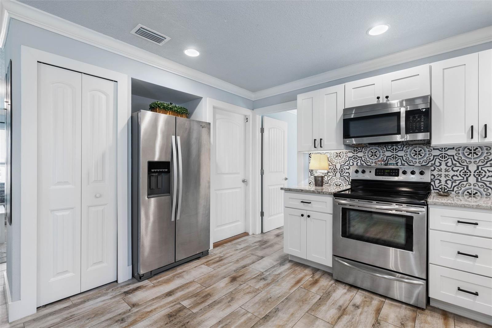 Image 14 of 77 For 123 Avalon Avenue