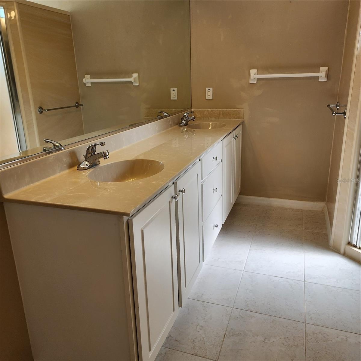 Image 23 of 40 For 107 Raintree Circle