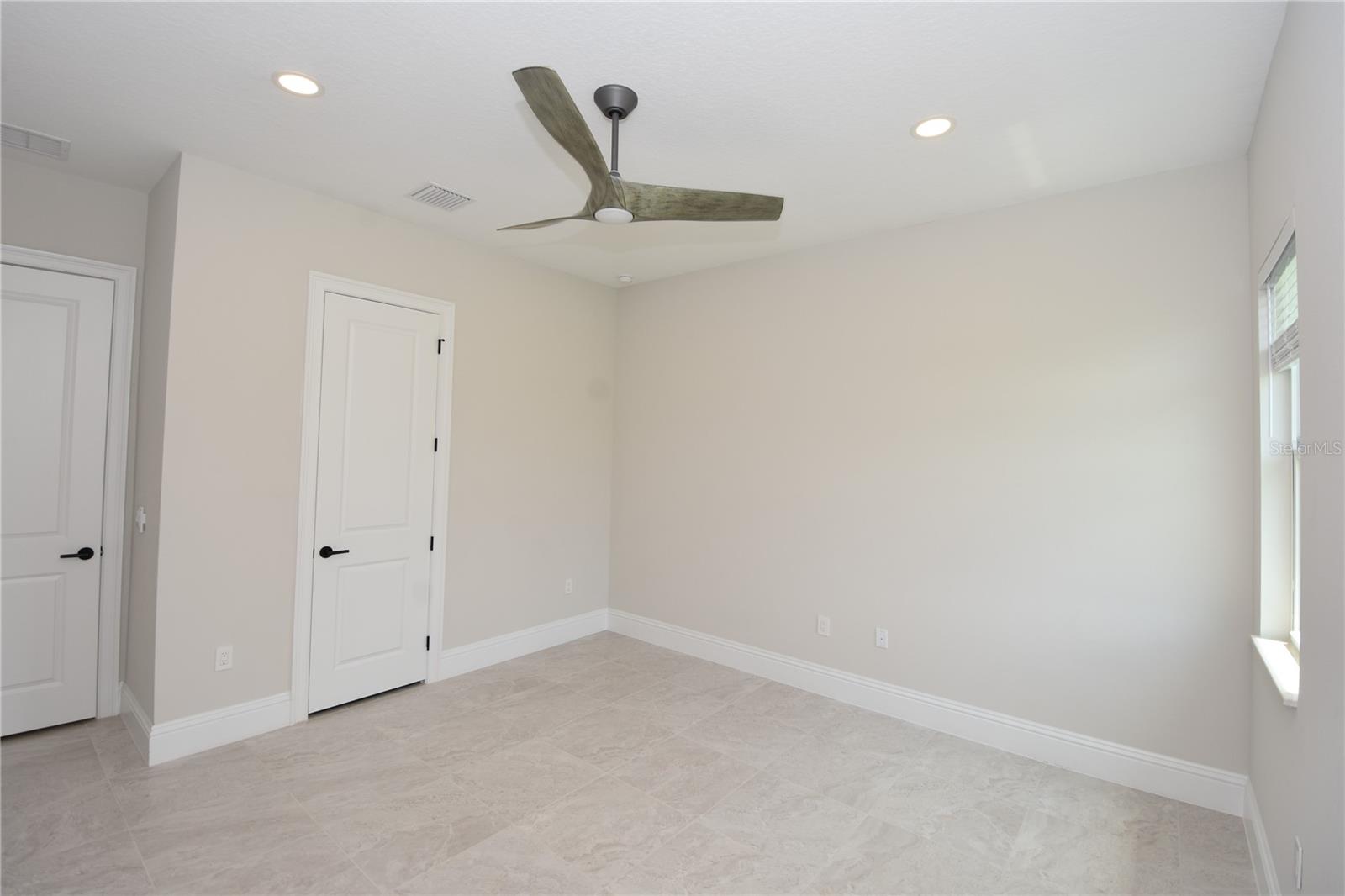 Image 33 of 53 For 217 Willow Oak Way