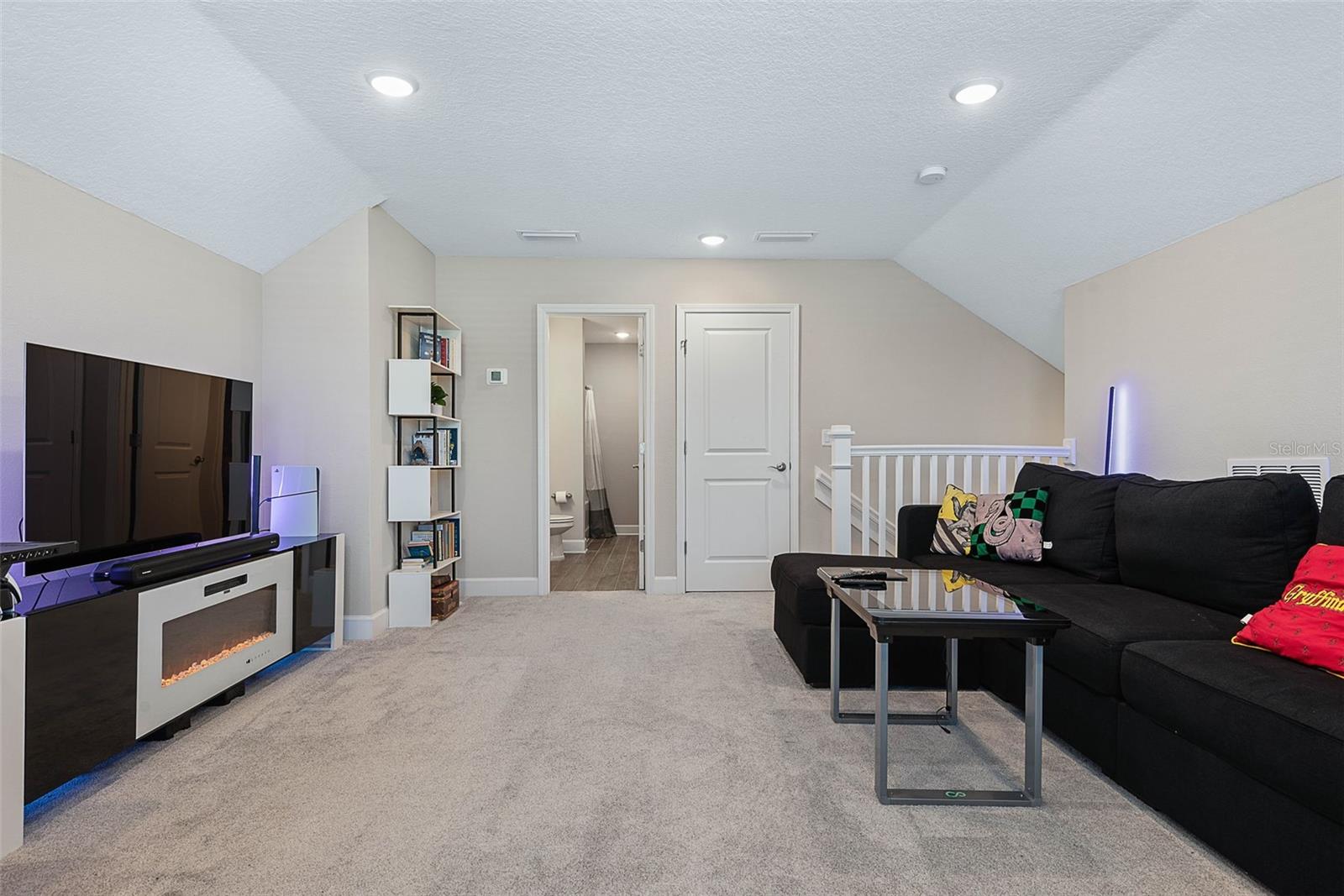 Image 39 of 63 For 42 Moana Court S