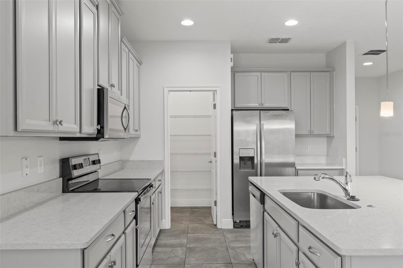 Image 22 of 70 For 5400 Hutchinson Street