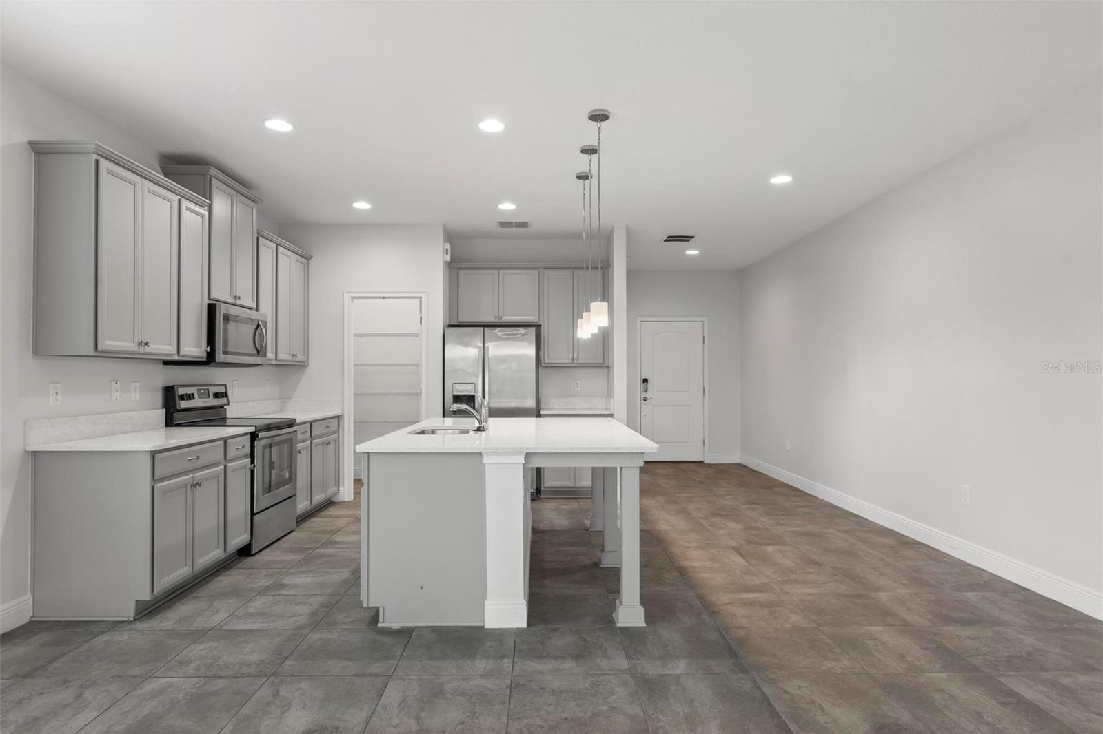 Image 28 of 70 For 5400 Hutchinson Street