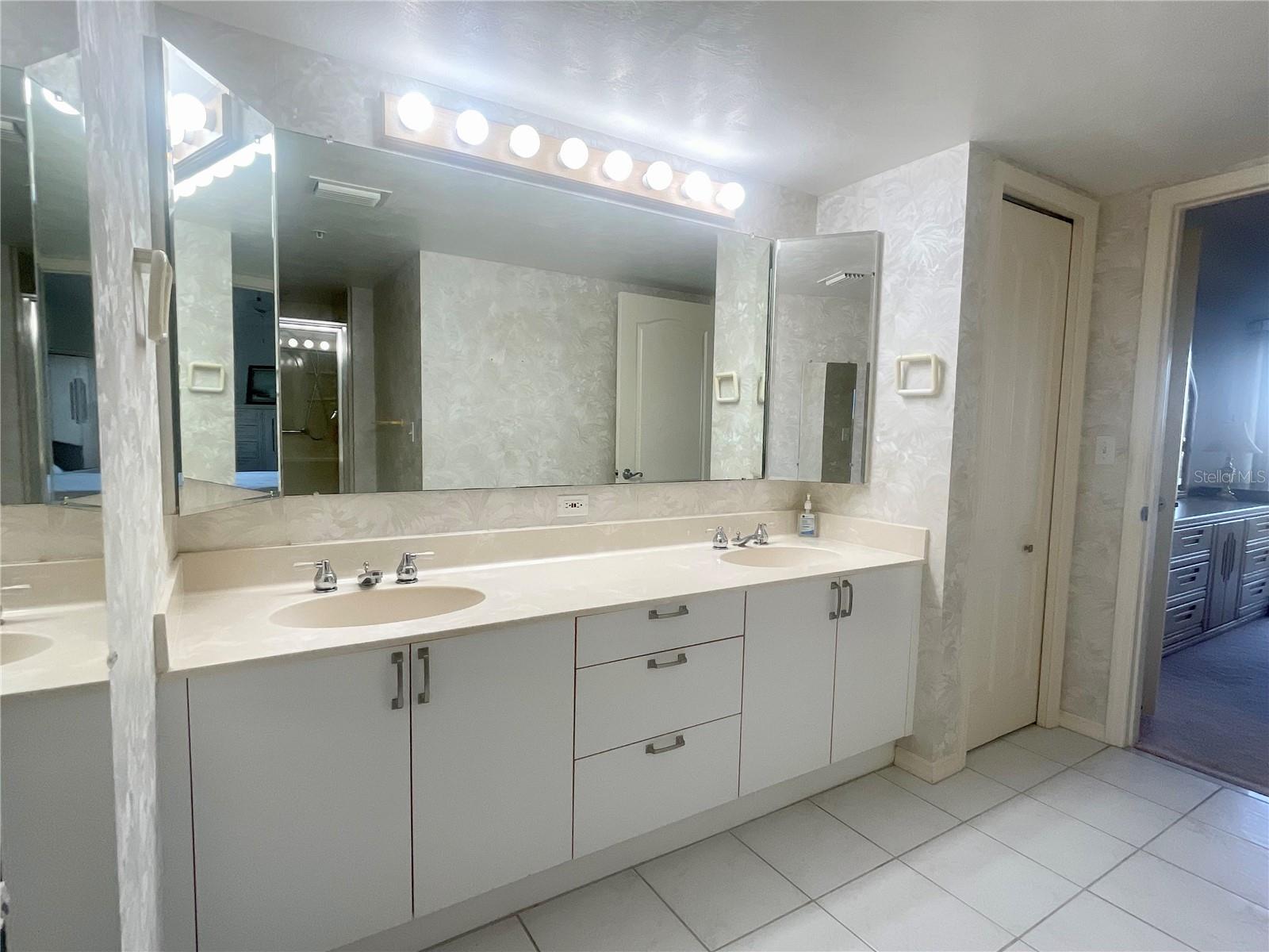 Image 23 of 47 For 4 Oceans West Boulevard 402b