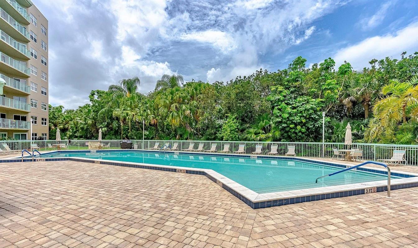 Image 31 of 47 For 4 Oceans West Boulevard 402b