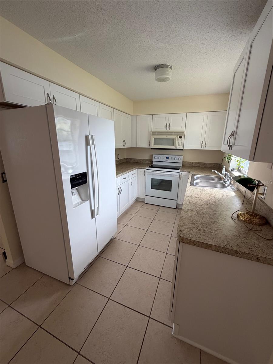 Image 12 of 17 For 427 Lambert Avenue