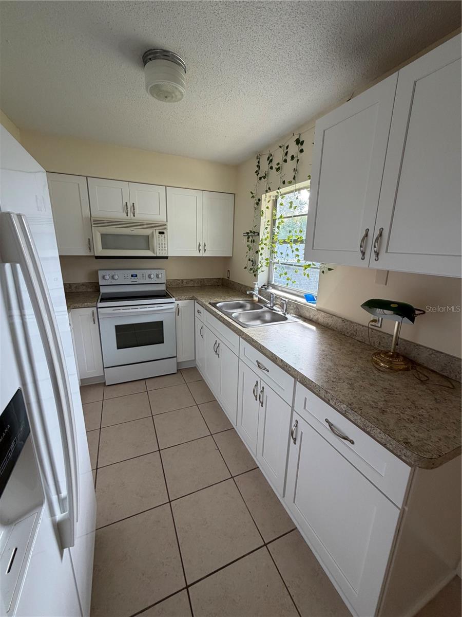 Image 13 of 17 For 427 Lambert Avenue