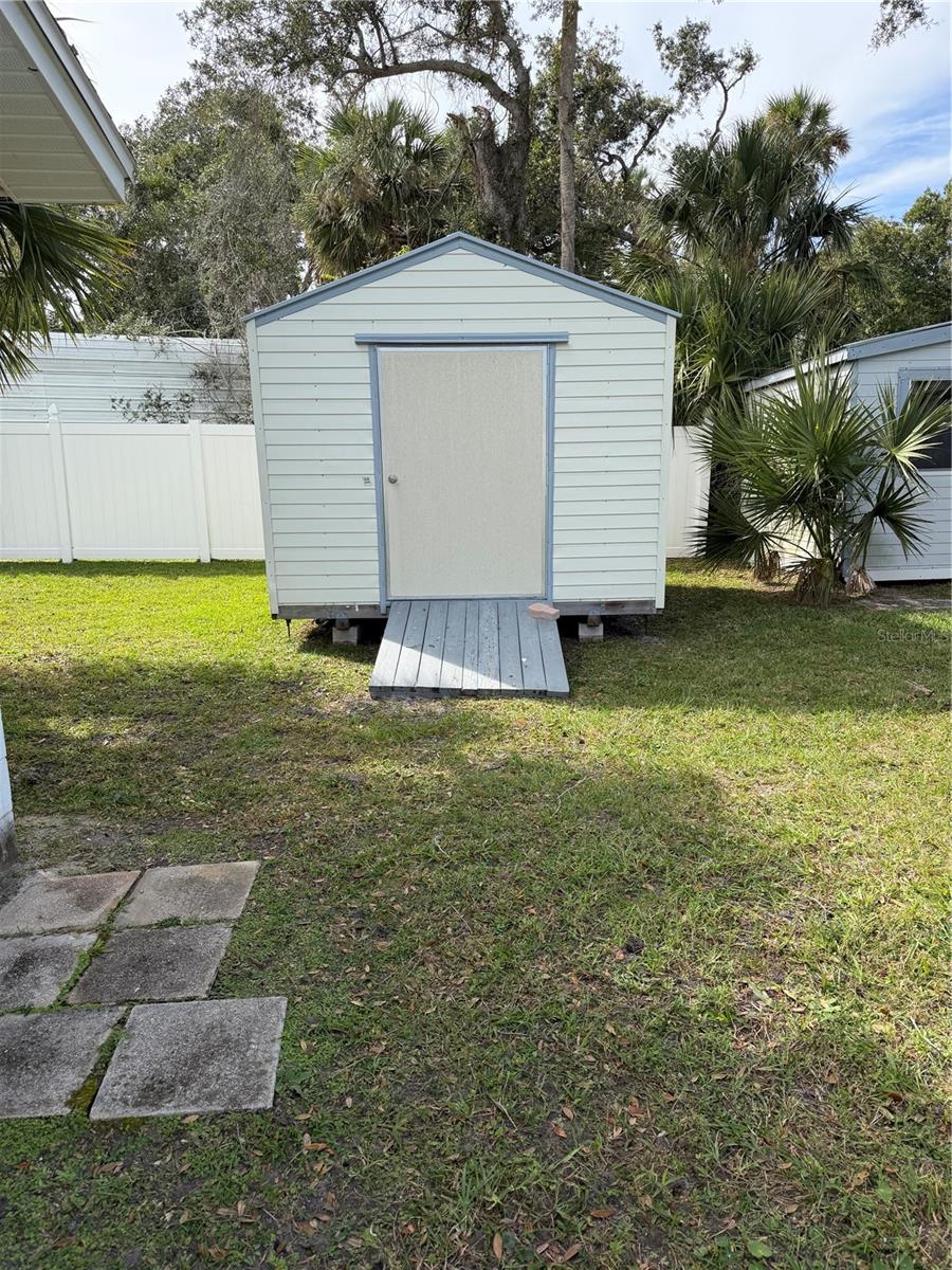 Image 14 of 17 For 427 Lambert Avenue