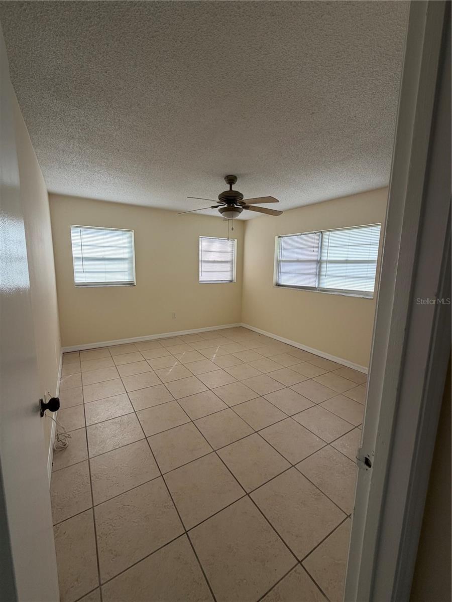 Image 6 of 17 For 427 Lambert Avenue