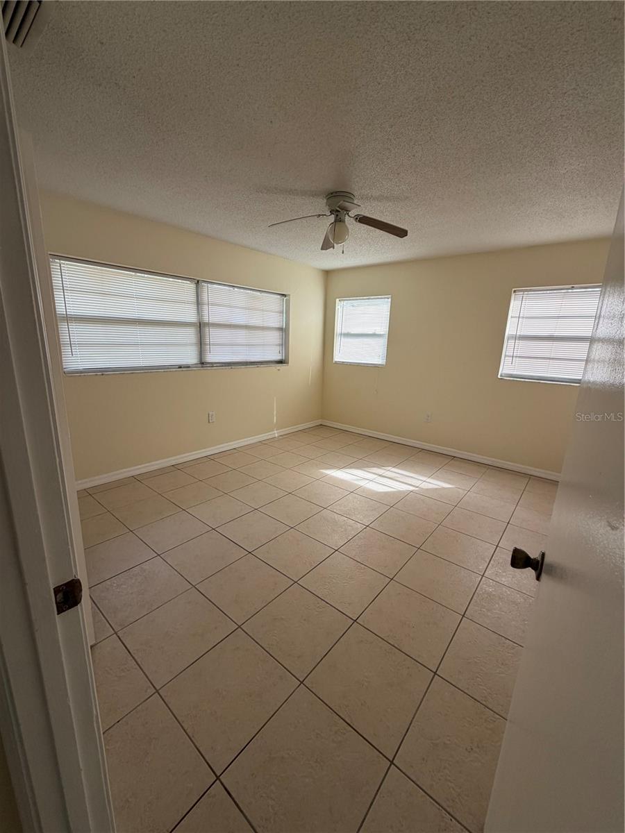 Image 7 of 17 For 427 Lambert Avenue