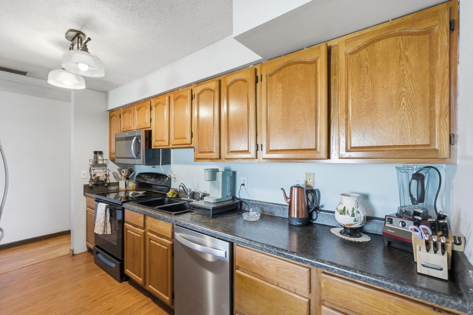 Image 14 of 42 For 93 Glass Court