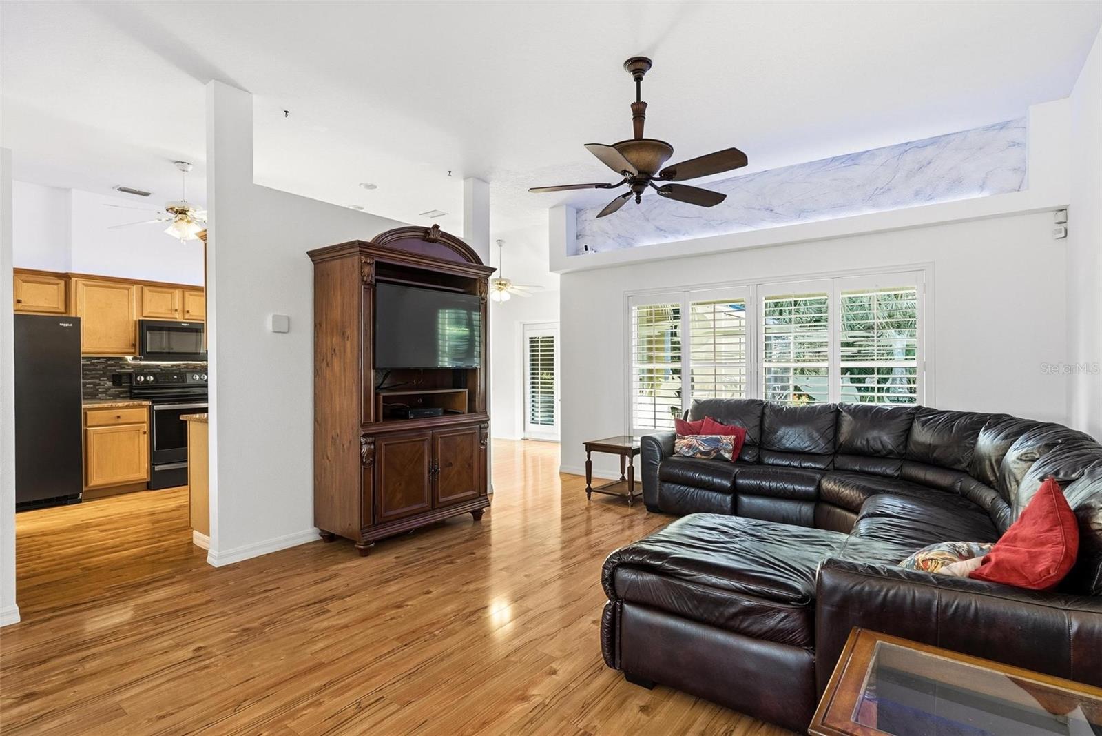 Image 14 of 93 For 646 Hand Avenue