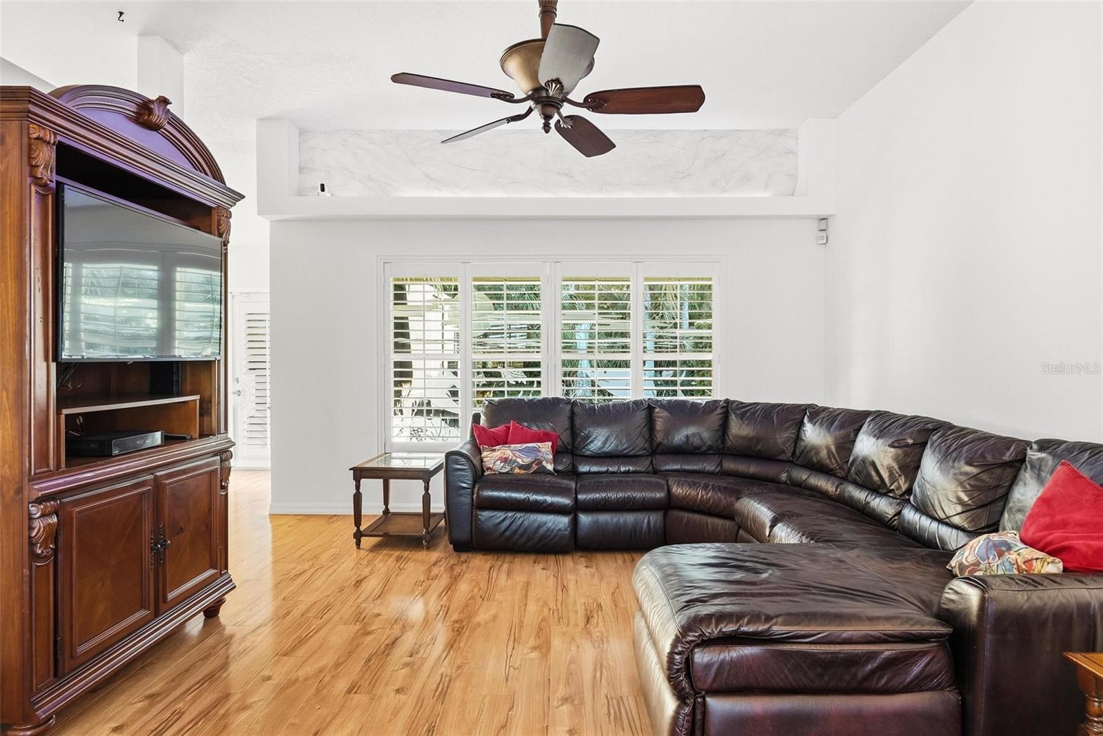 Image 16 of 93 For 646 Hand Avenue