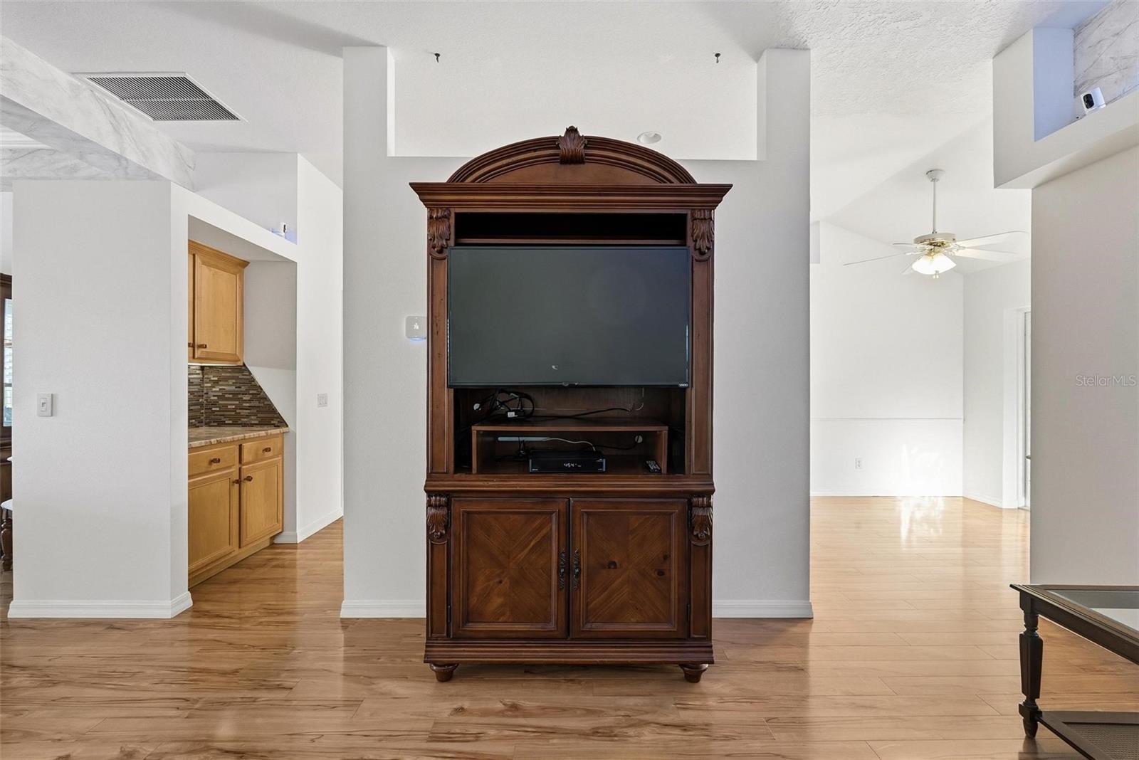 Image 17 of 93 For 646 Hand Avenue