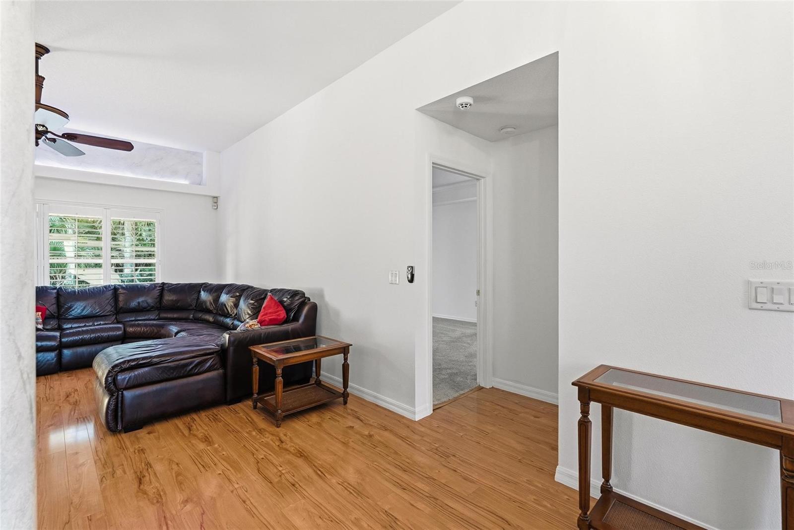 Image 19 of 93 For 646 Hand Avenue