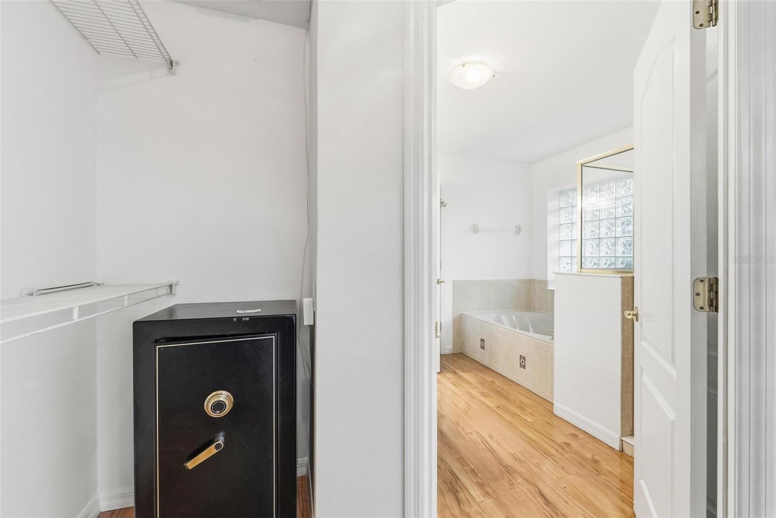 Image 30 of 93 For 646 Hand Avenue