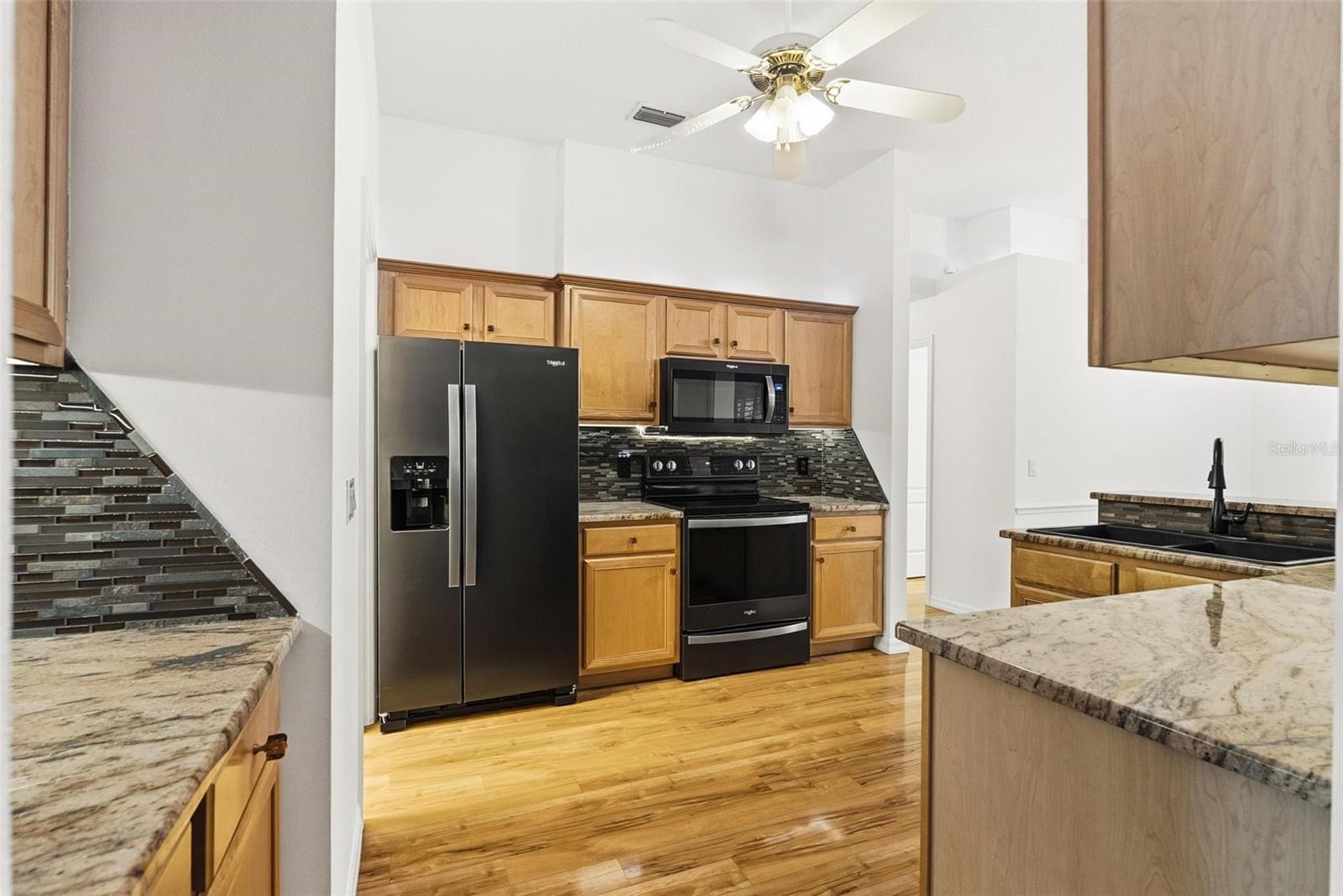 Image 34 of 93 For 646 Hand Avenue