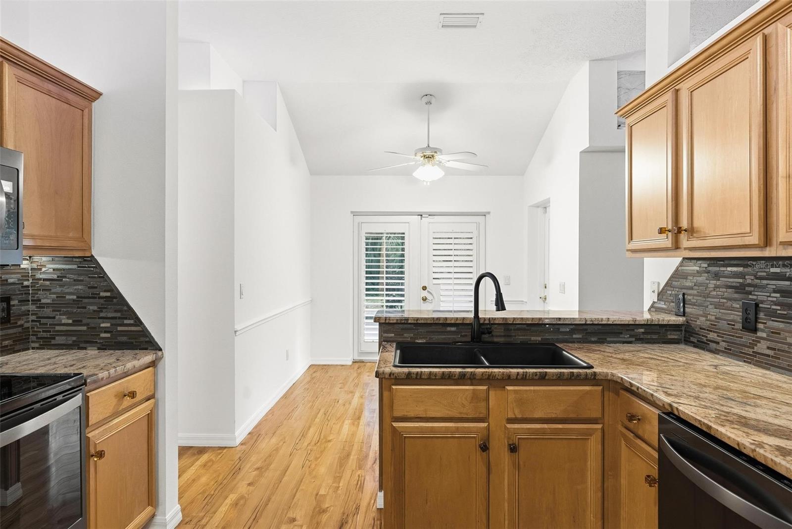 Image 35 of 93 For 646 Hand Avenue