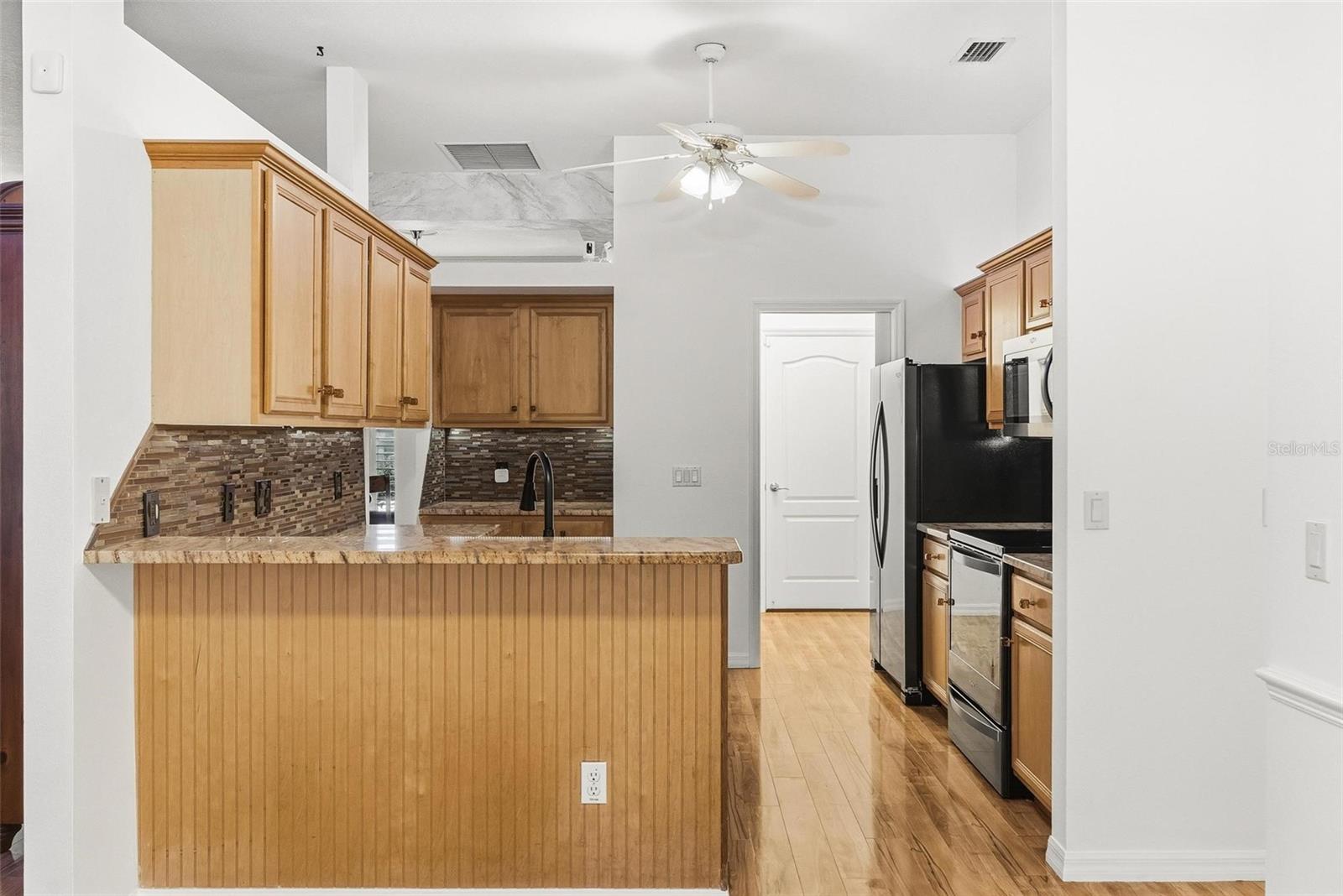 Image 36 of 93 For 646 Hand Avenue