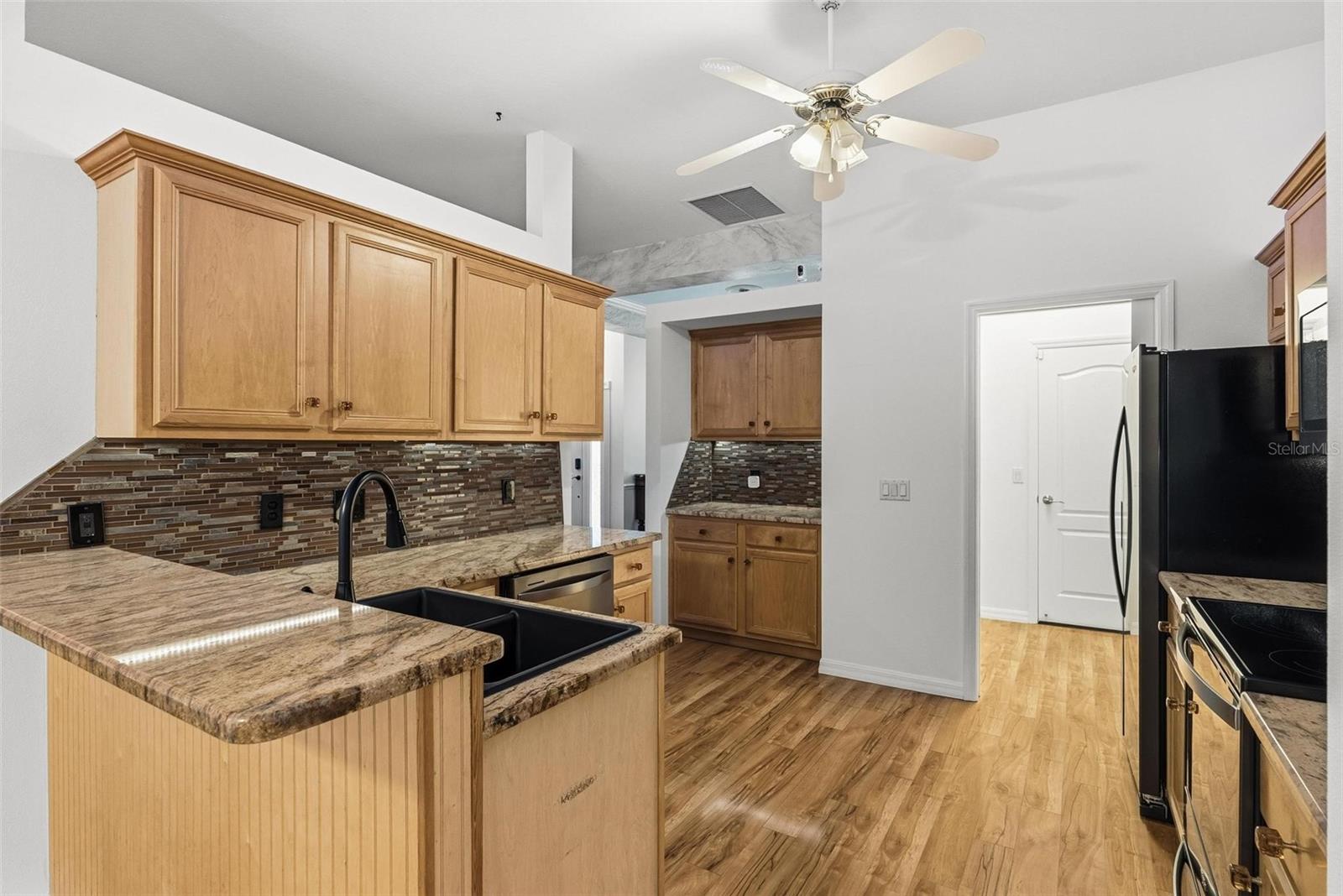 Image 37 of 93 For 646 Hand Avenue