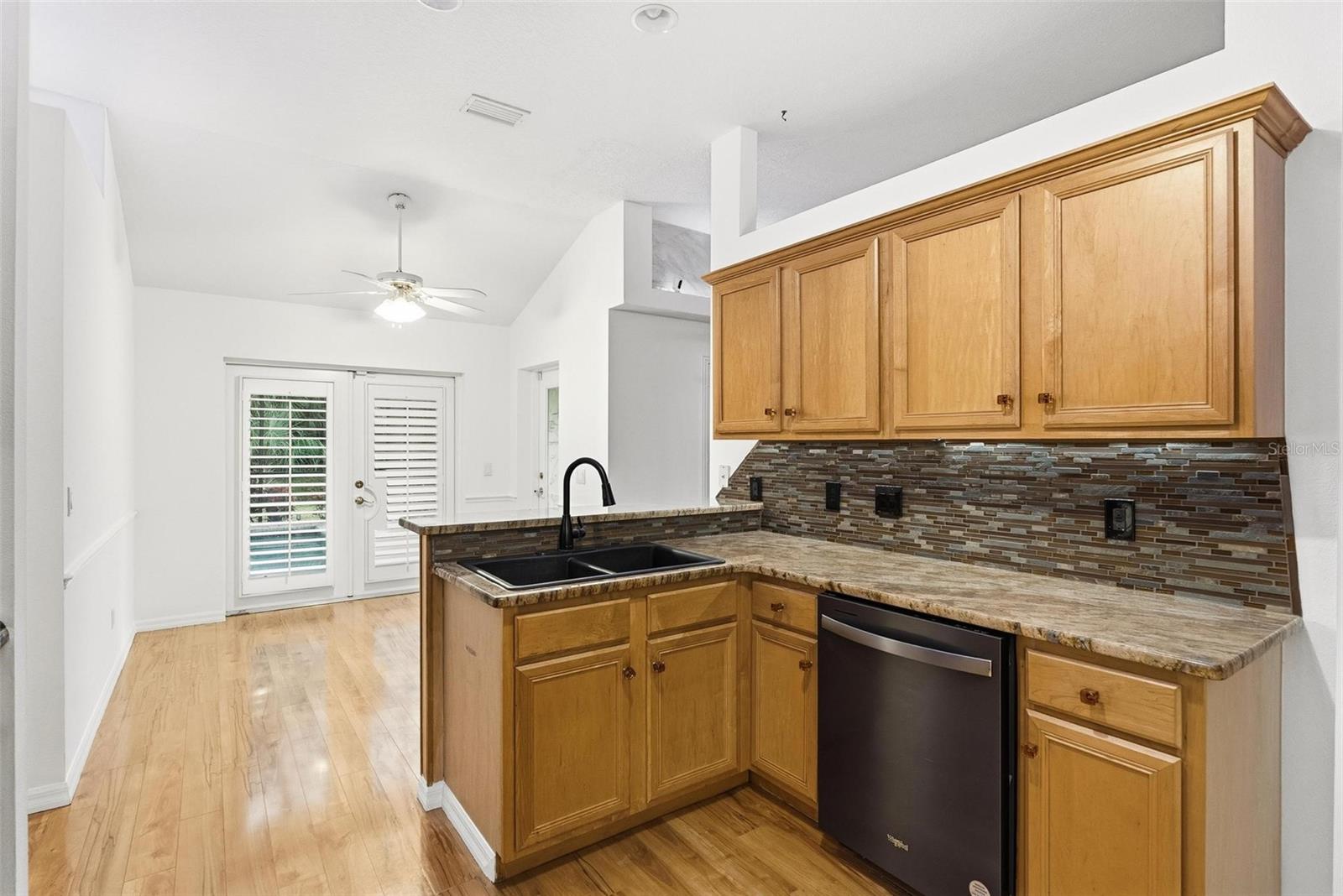 Image 38 of 93 For 646 Hand Avenue