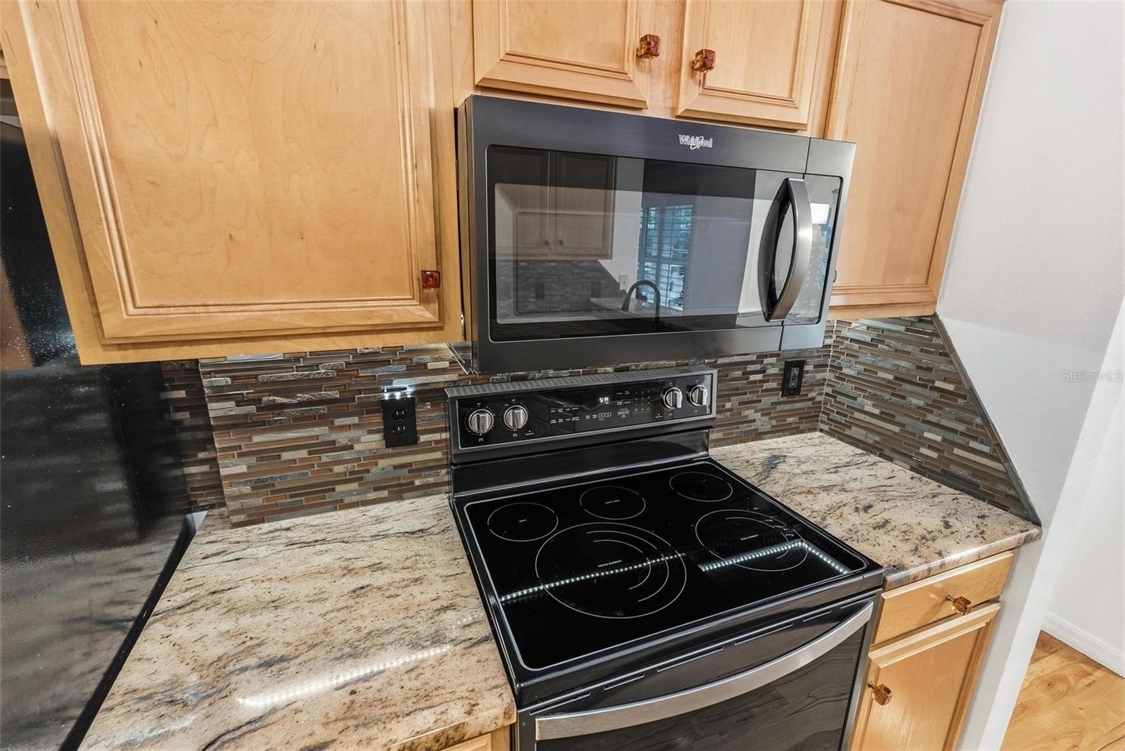 Image 40 of 93 For 646 Hand Avenue