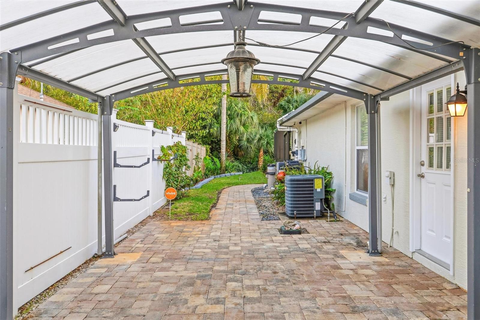 Image 47 of 93 For 646 Hand Avenue